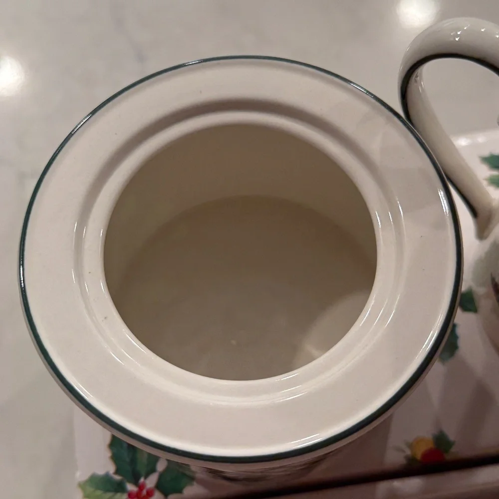 Mikasa Christmas Sugar Bowl and Creamer EUC
